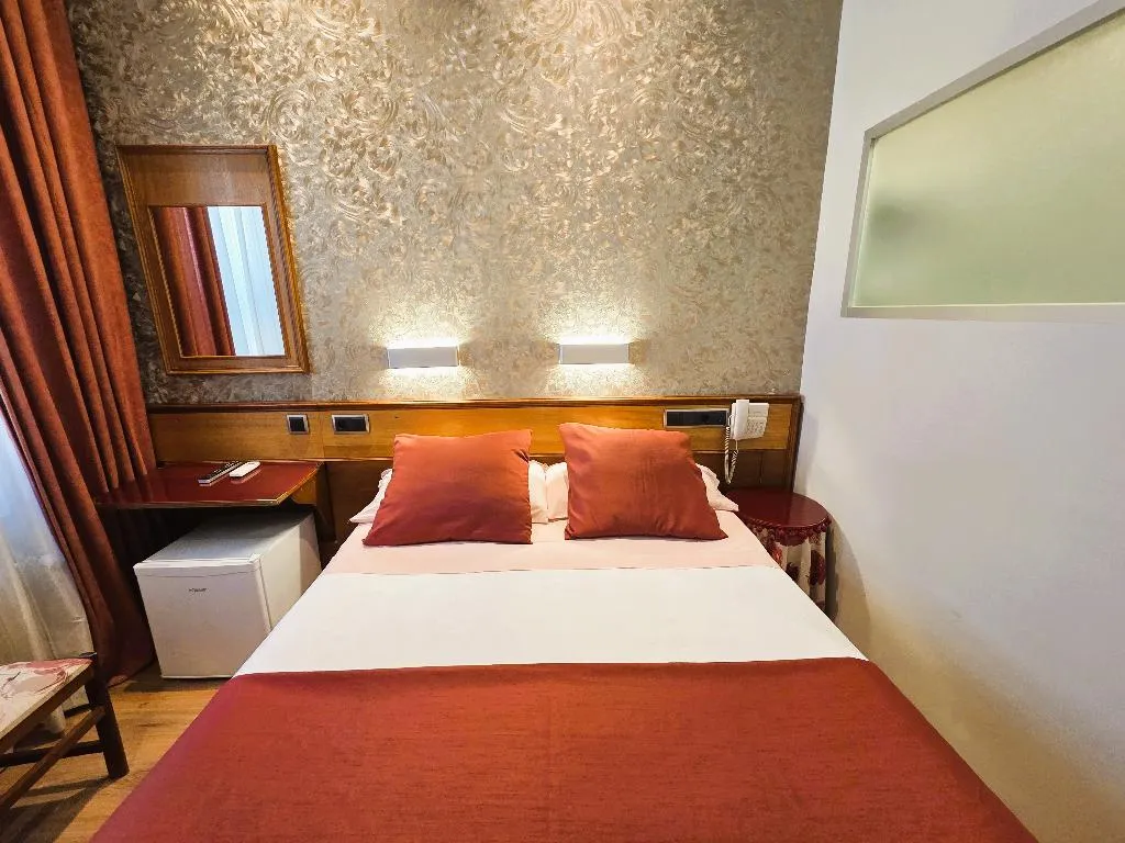 DOUBLE STANDARD Room, Hostal Hispano-Argentino Gran Via, Madrid
