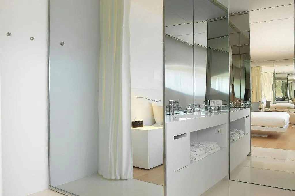 JUNIOR SUITE CITY VIEW KING BED Room, Renaissance Barcelona Fira, Barcelona