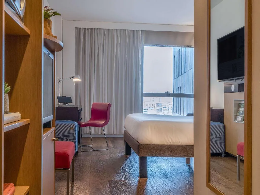 DOUBLE SUPERIOR QUEEN BED Room, Novotel Barcelona City, Barcelona