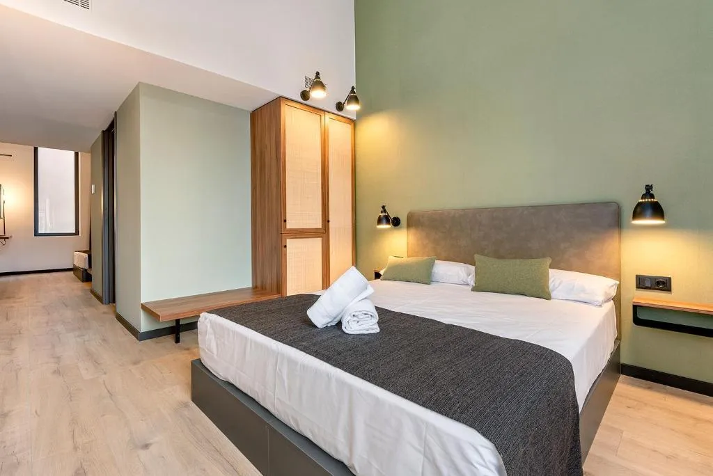 TRIPLE STANDARD Room, Hotel Orangine, Barcelona