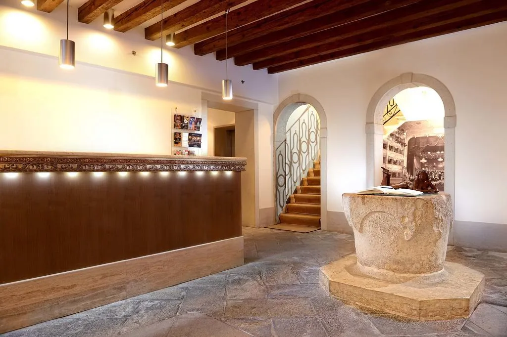 Lobby, dell'Opera, Venice