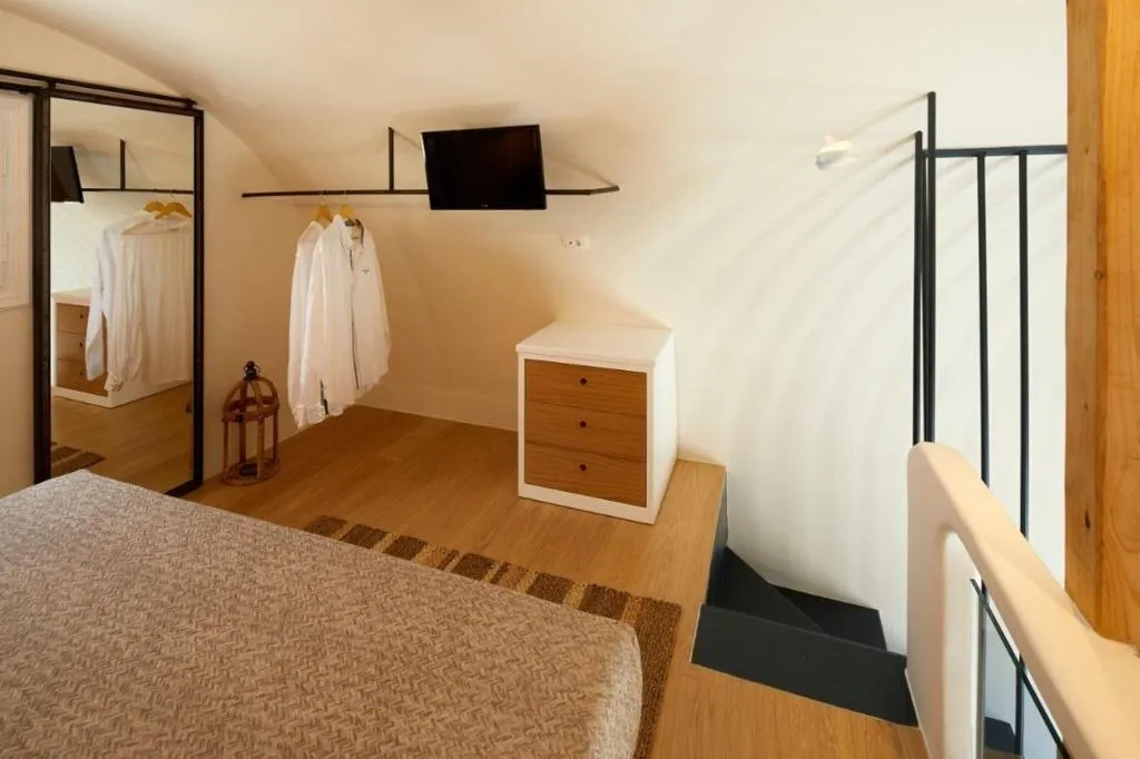 SUITE DELUXE QUEEN BED Room, Hermes, Santorini