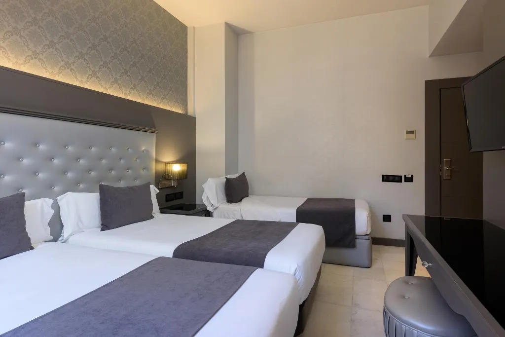 TRIPLE STANDARD Room, Hotel Ciutadella Barcelona, Barcelona