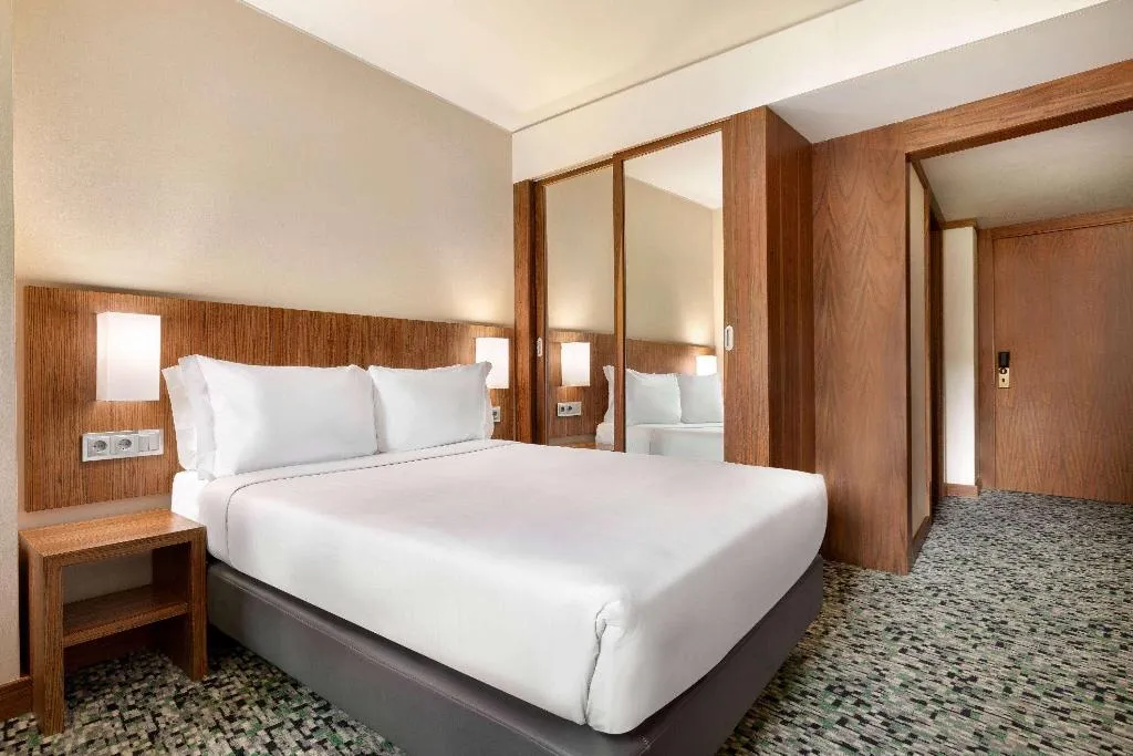 Room CITY VIEW QUEEN BED Room, Ramada by Wyndham Lisbon, Lisbon