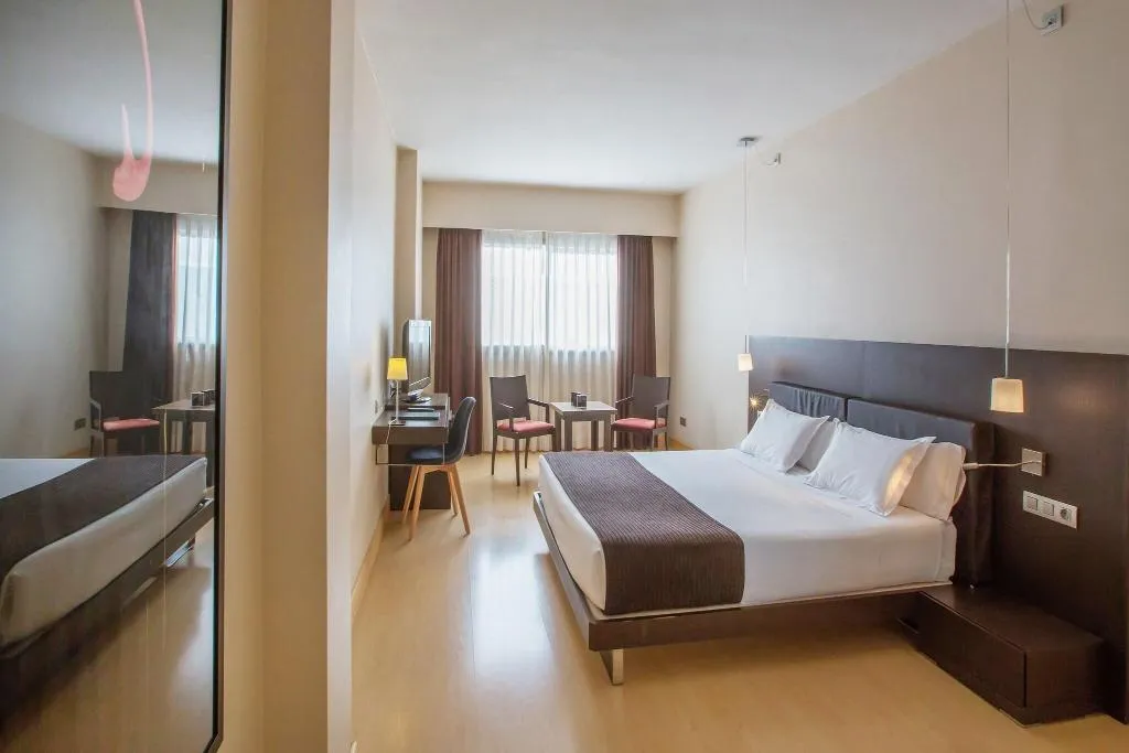 DOUBLE QUEEN SIZE BED Room, HM Jaime III, Majorca