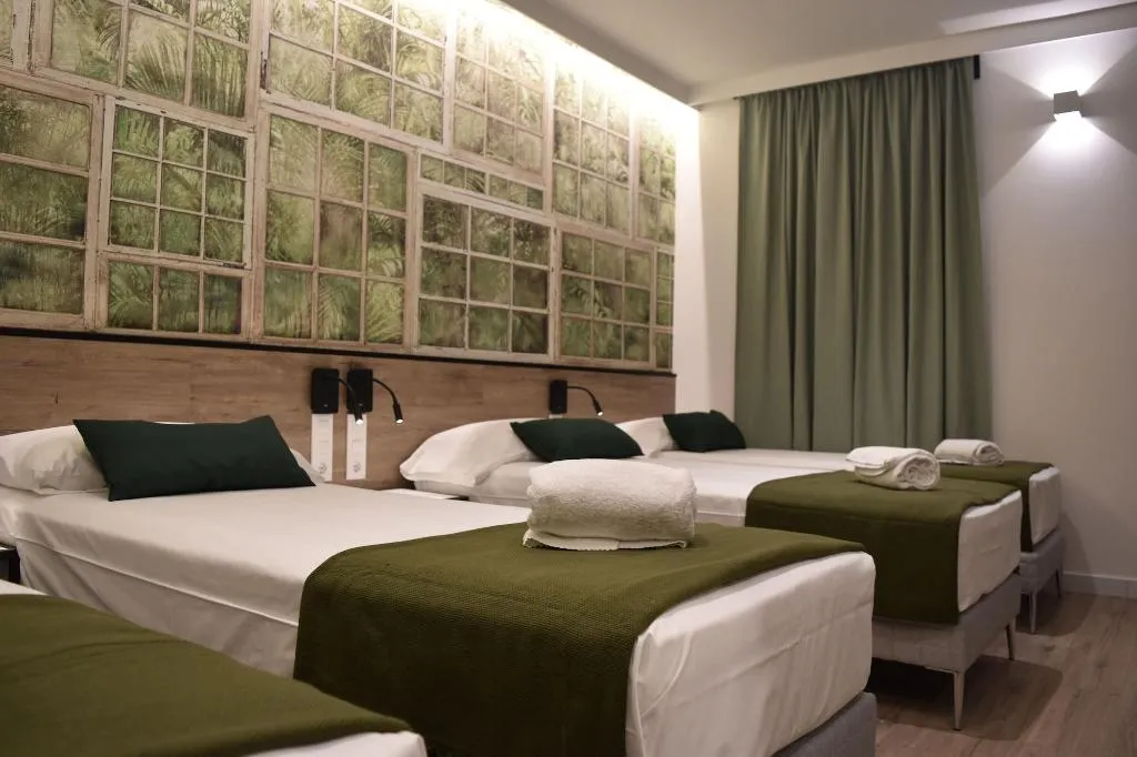 QUADRUPLE ECONOMY Room, Casp Green House, Barcelona