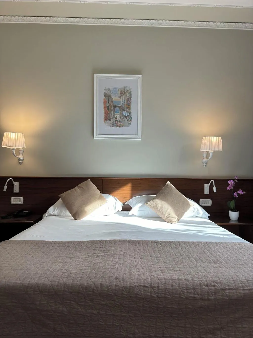 DOUBLE CLASSIC QUEEN BED Room, Hotel Central, Naples
