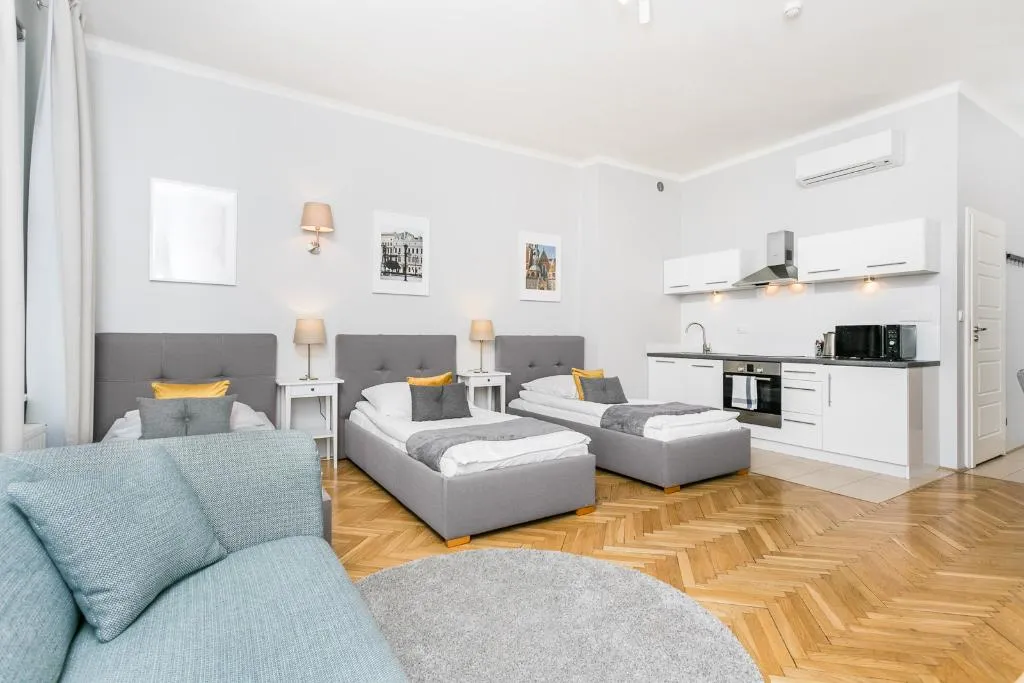 STUDIO CAPACITY 4 Room, Barbican House Apartments, Krakow