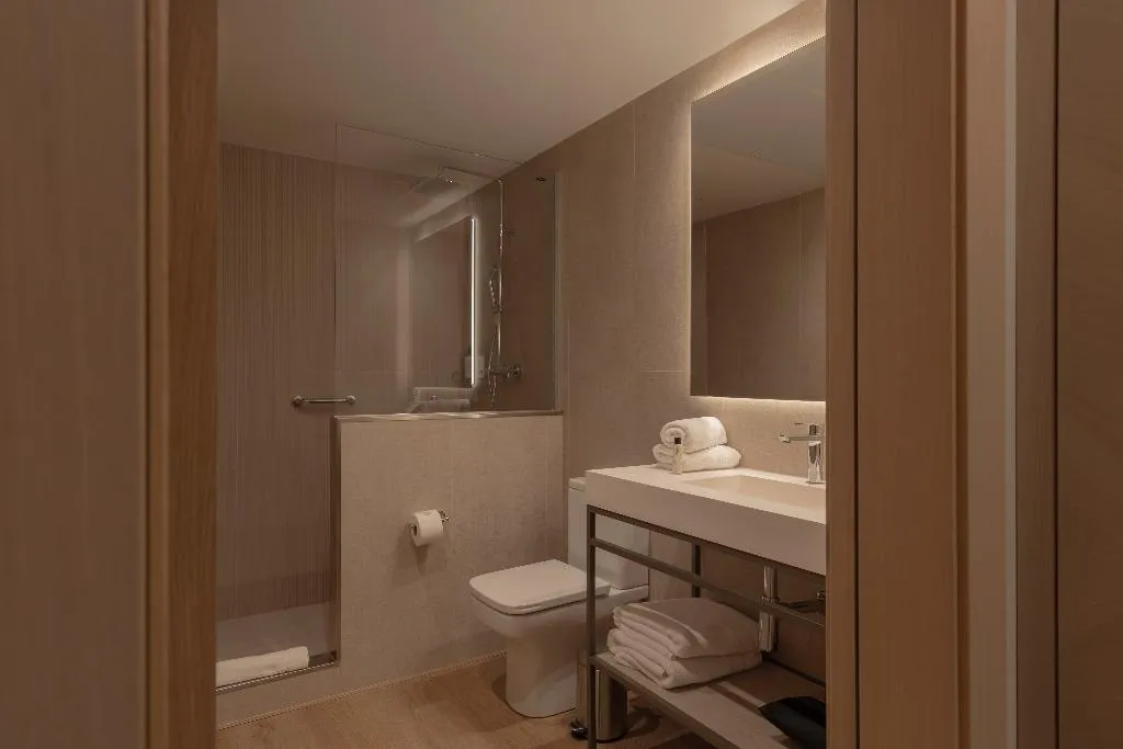 TRIPLE SUPERIOR Room, Gran Hotel Barcino 4*S, Barcelona