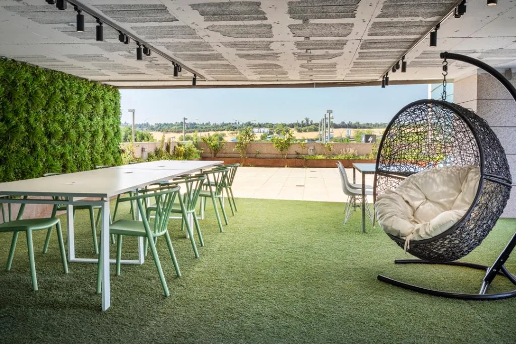 Terrace, B&B HOTEL Madrid Aeropuerto T4, Madrid