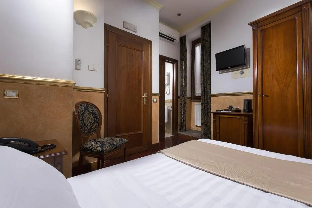 Room, Teatro Pace 33, Rome