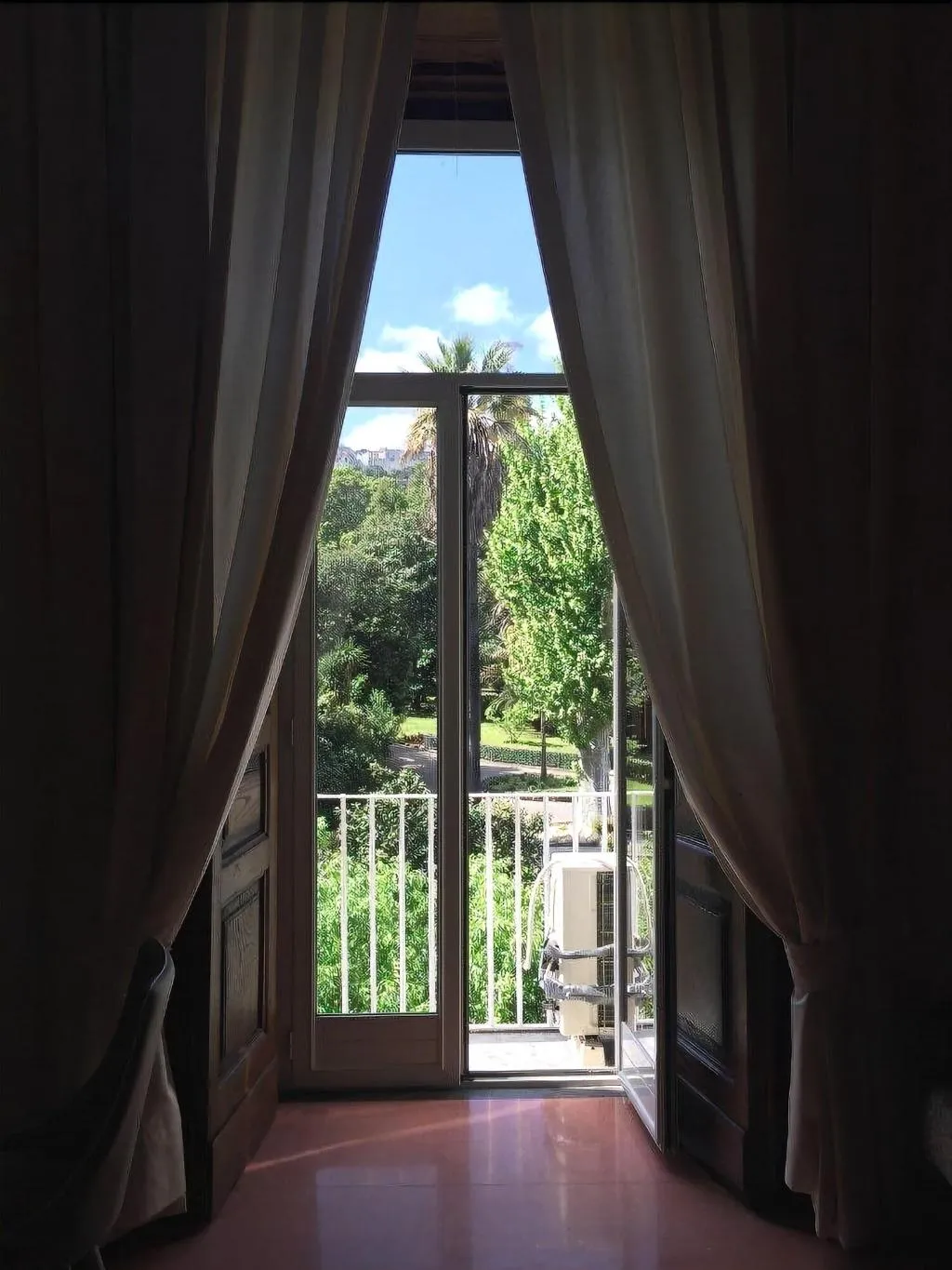 Room, B&B Napolimilionaria, Naples