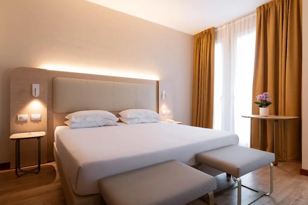 DOUBLE SUPERIOR Room, Hotel Raffaello, Milan
