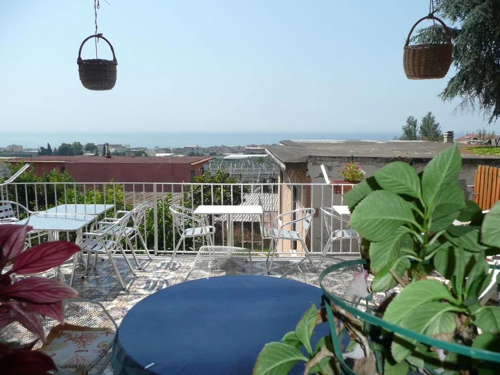Terrace, I Papiri, Naples