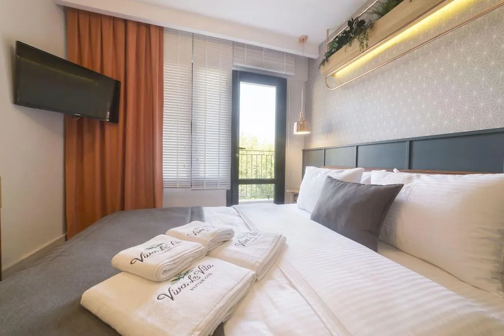 Room, Viva La Vita, Izmir