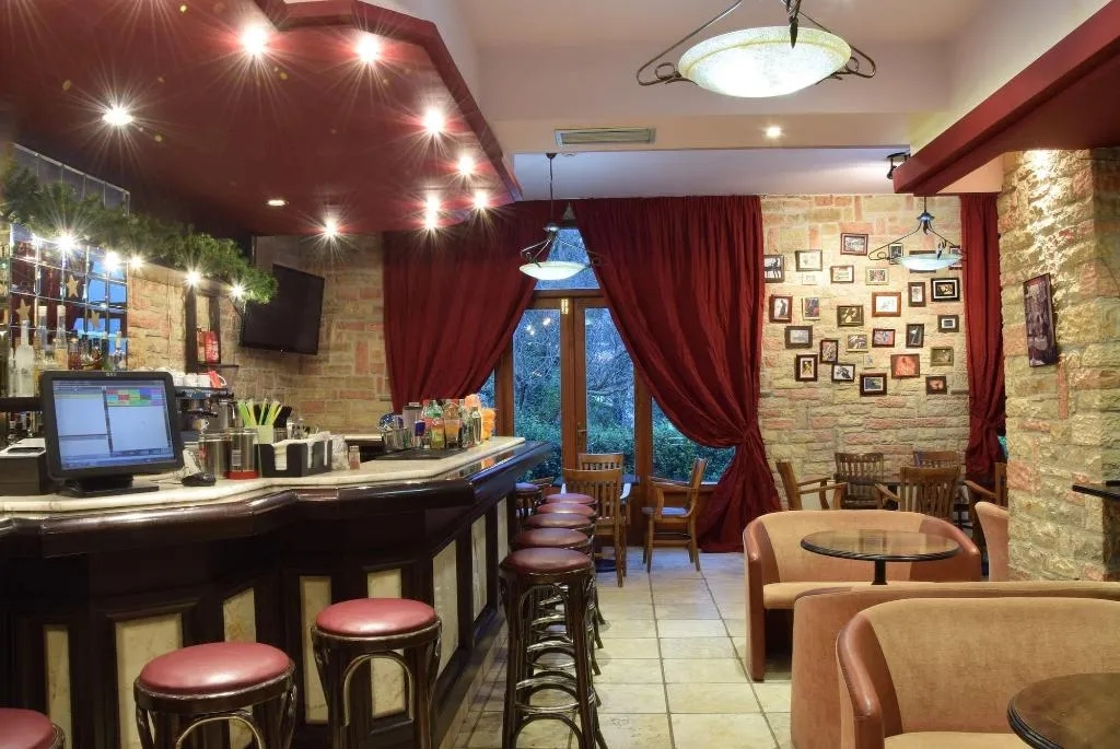 Bar, Mont Helmos, Athens