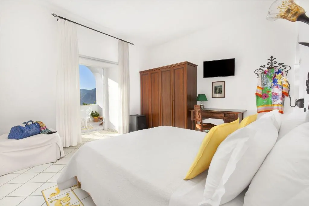 Room, Smeraldo, Naples