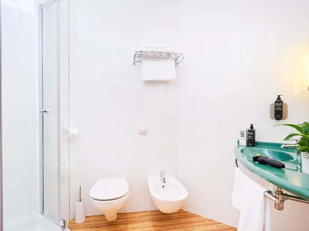 TWIN STANDARD Room, Ibis Como, Milan