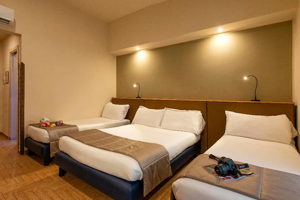 QUADRUPLE STANDARD Room, Grand Hotel Europa, Naples