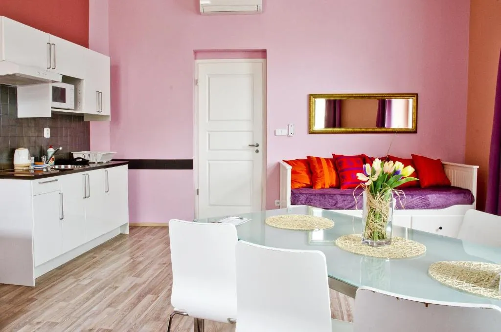 APARTMENT CAPACITY 4 Room, Royal Court Legerova, Prague