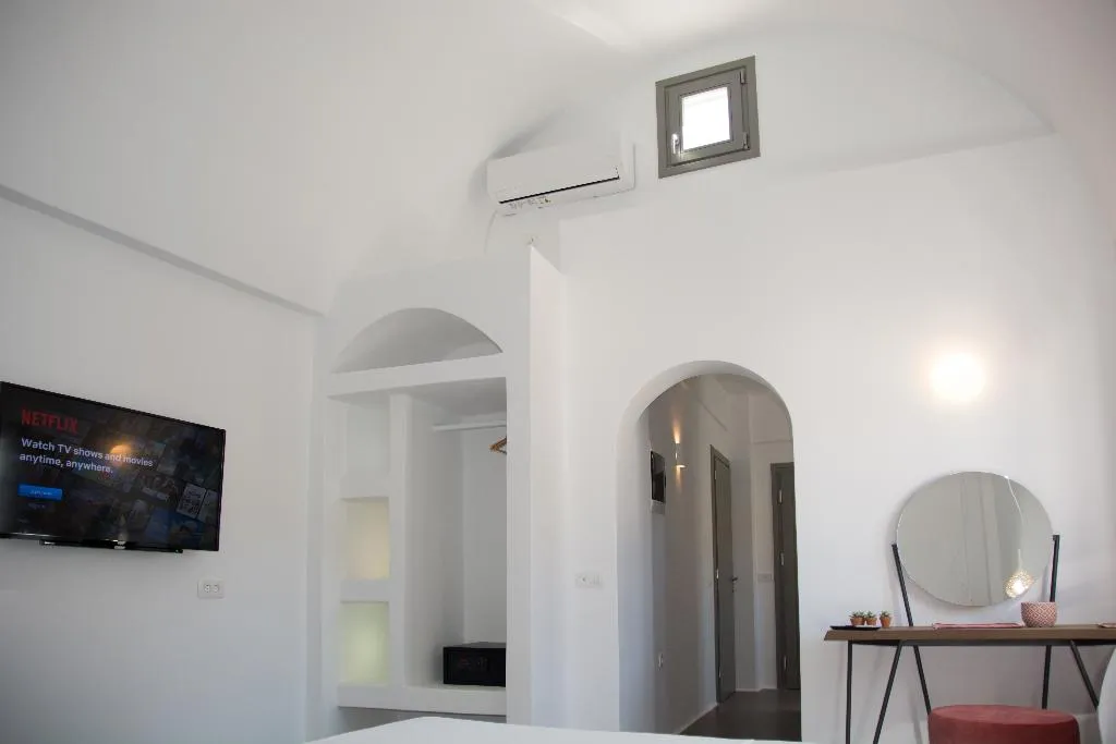 SUITE WITH JACUZZI Room, Amphitrite Suites Santorini, Santorini