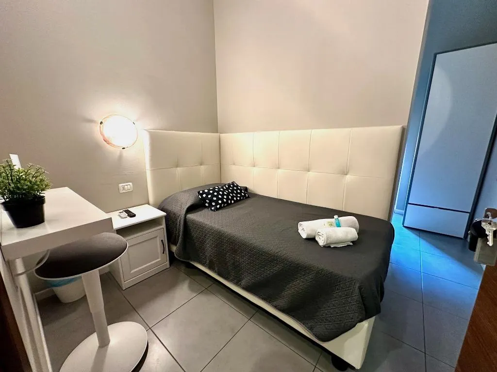 SINGLE STANDARD Room, Hotel Golden Milano, Milan