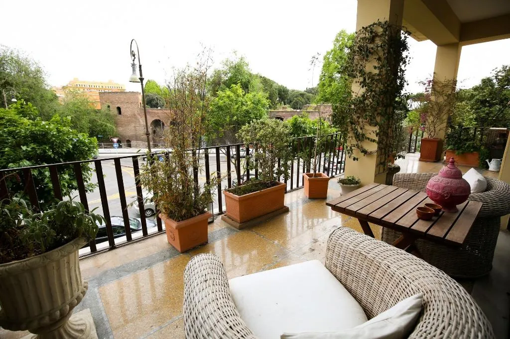 Terrace, B&B Bonne Nuit Rome, Naples