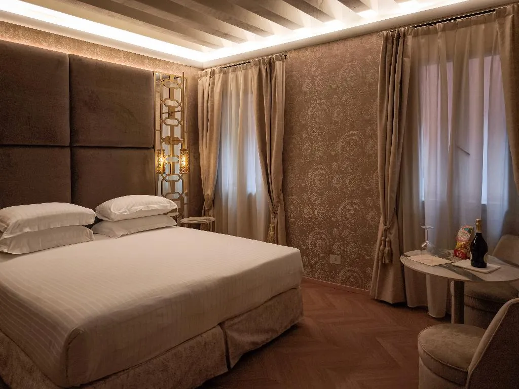 DOUBLE ANNEX Room, Antiche Figure, Venice