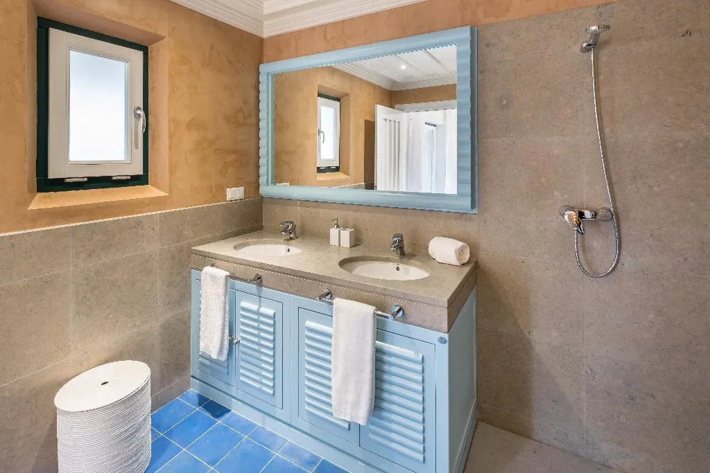 VILLA FOUR BEDROOMS Room, Shantivillas, Algarve