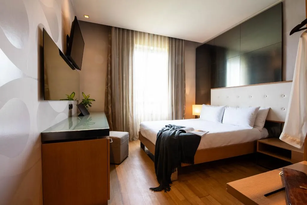 DOUBLE CLASSIC QUEEN BED Room, Axolute Comfort Hotel - Cantu, Milan