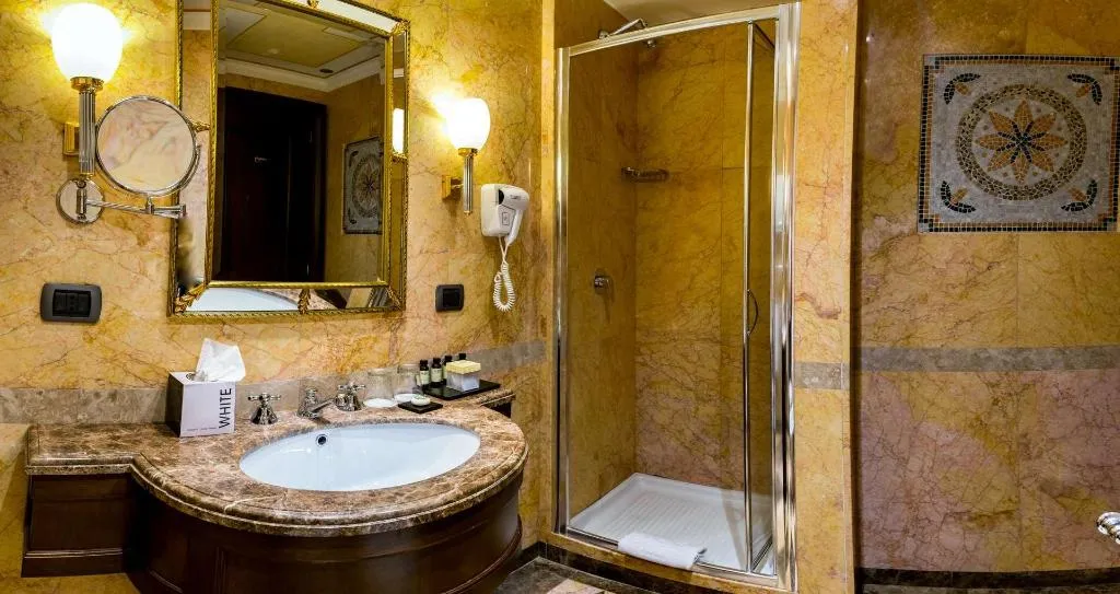 Room, River Chateau, Rome