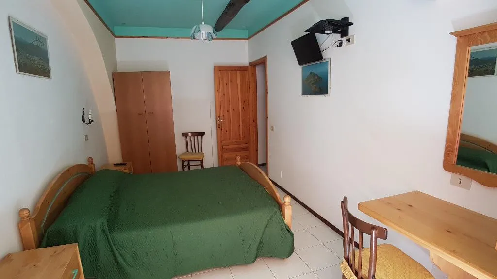 QUADRUPLE TWO BEDROOMS ONE BATHROOM Room, Casa Vittorio, Catania