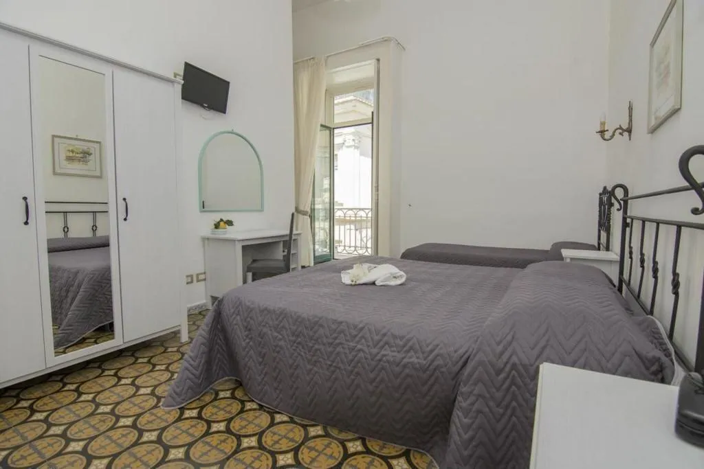 TRIPLE STANDARD Room, Fontana, Naples