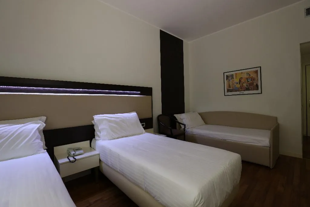 TRIPLE CLASSIC Room, Grande Albergo Maugeri, Catania