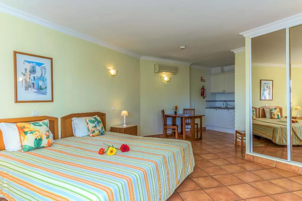 STUDIO CAPACITY 3 Room, Canavial I & II Apartments, Algarve