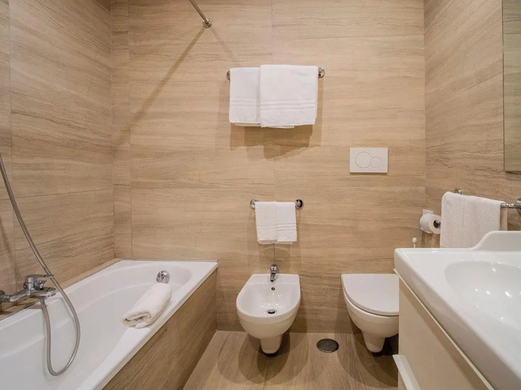 DOUBLE CLASSIC QUEEN BED Room, Hotel Central, Naples