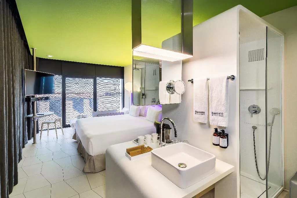 TRIPLE SUPERIOR Room, Barcelo Raval, Barcelona