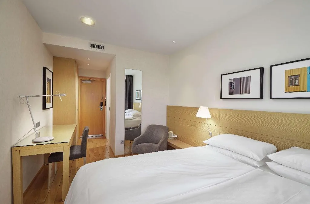 DOUBLE GUEST ROOM QUEEN BED Room, Hilton Reykjavik Nordica, Reykjavik