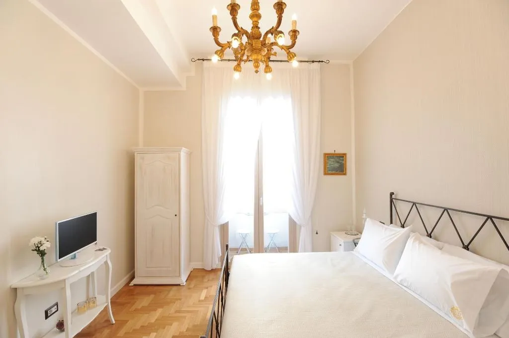 Room, Residenza Borbonica, Naples