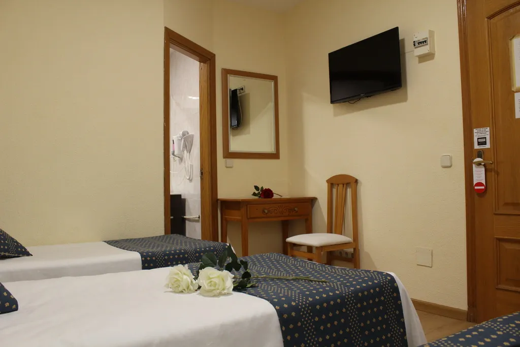 TRIPLE STANDARD Room, Cuatro Caños, Madrid