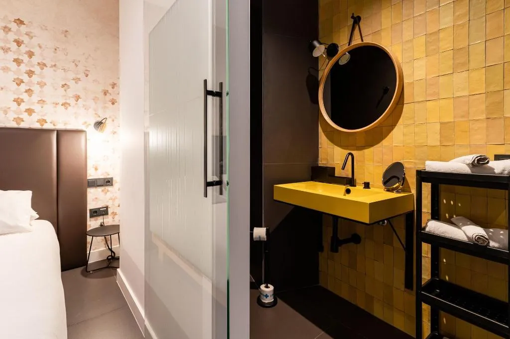 Room, Welldone Quality-Crystal Pool, Seville