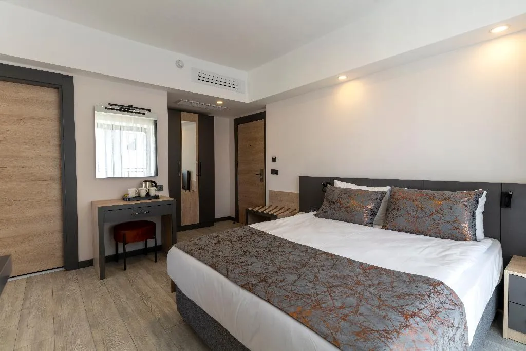 TRIPLE THREE BEDROOMS ONE BATHROOM Room, Irenic Hotel, Antalya