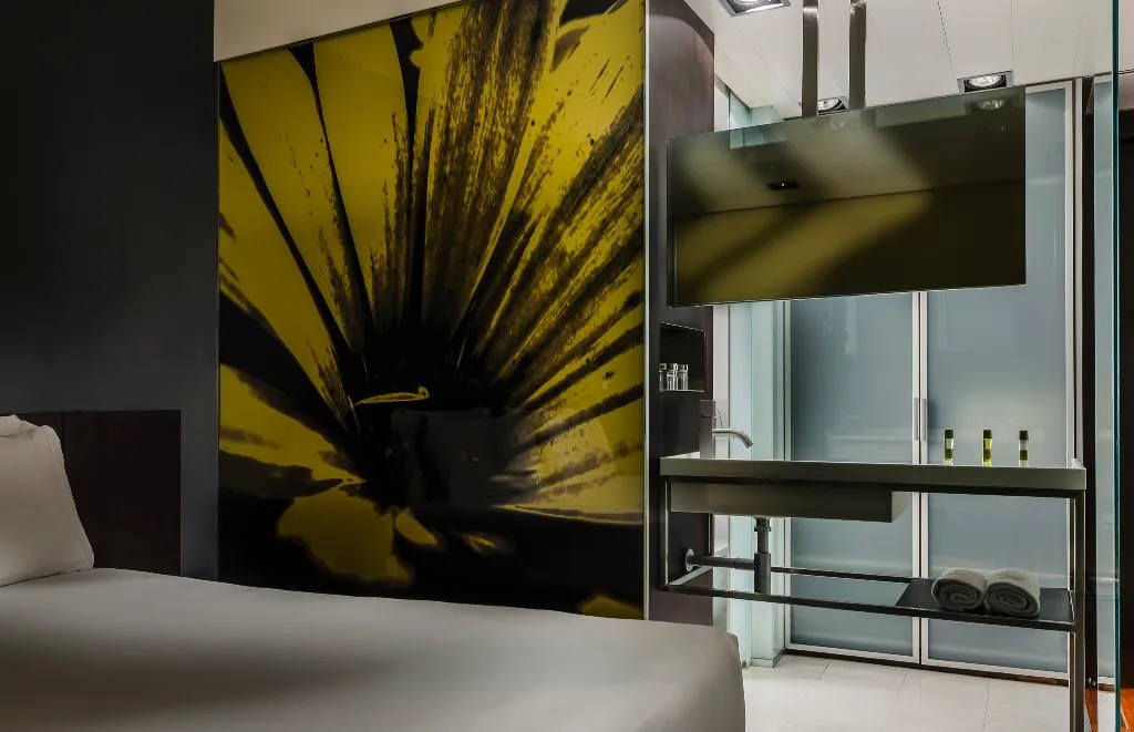 Room, Ikonik Angli, Barcelona