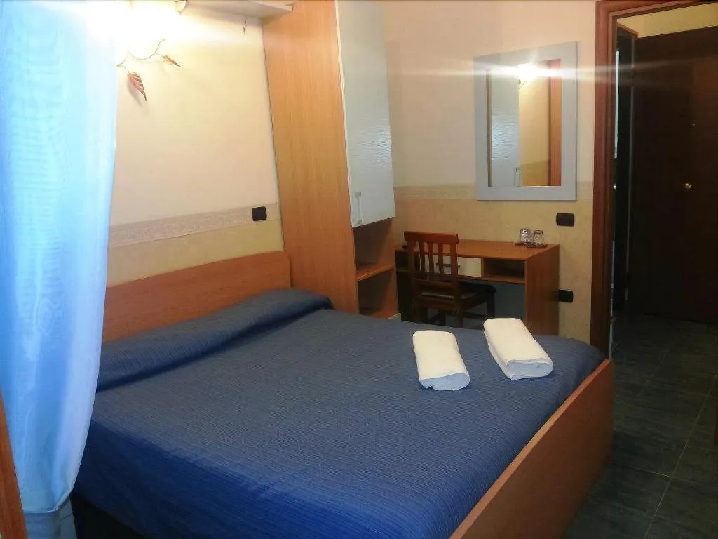 Room, Bed And Breakfast Medea, Naples