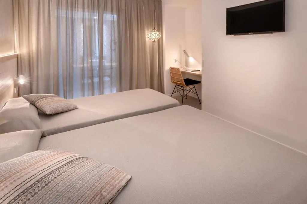 TRIPLE STANDARD Room, Hotel Alhambra, Costa Brava