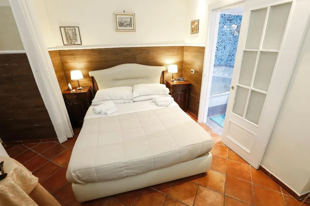 Room, Home Marty, Naples