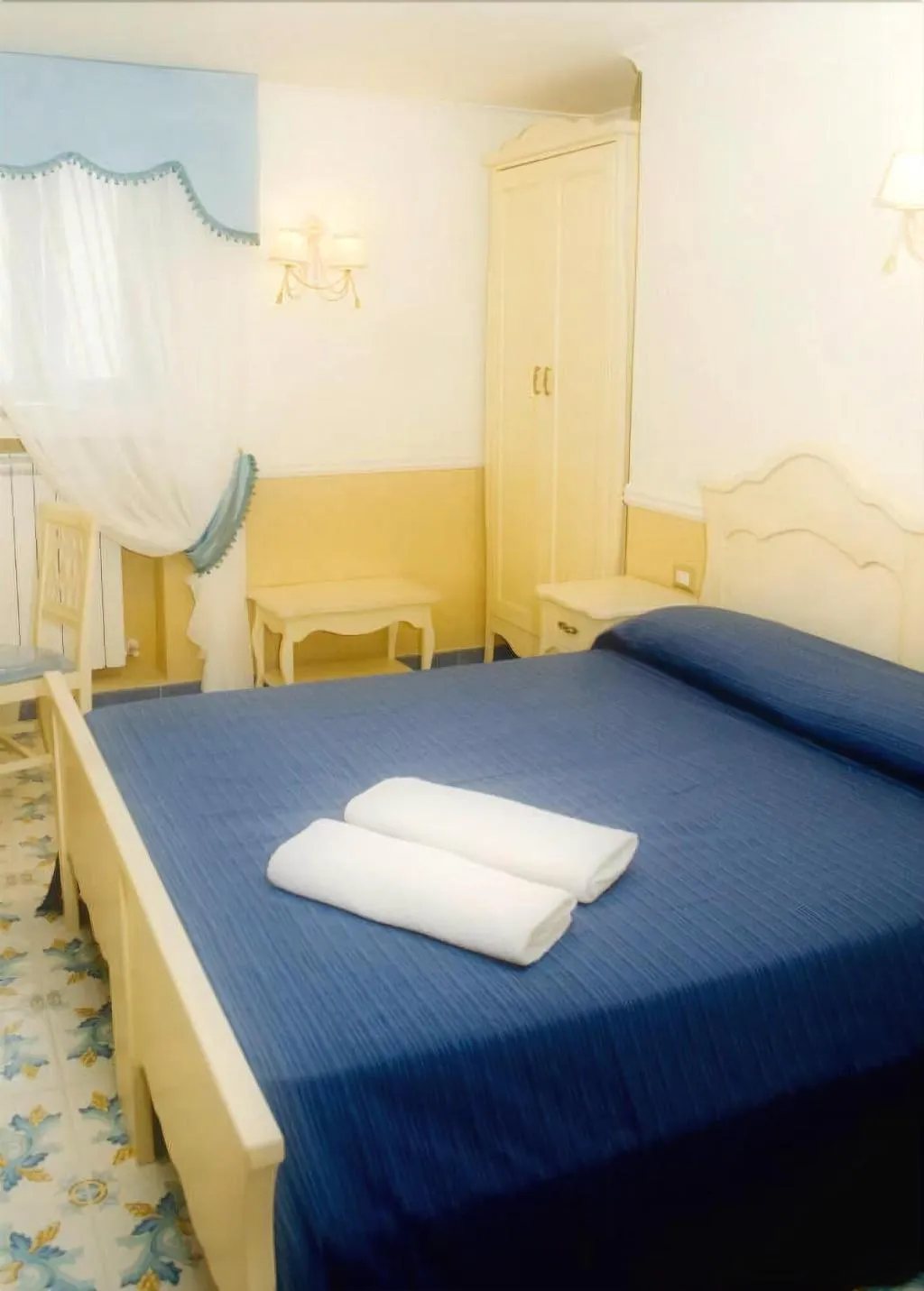 Room, Bed And Breakfast Medea, Naples
