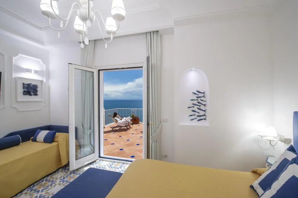 Room, Open Gate, Naples