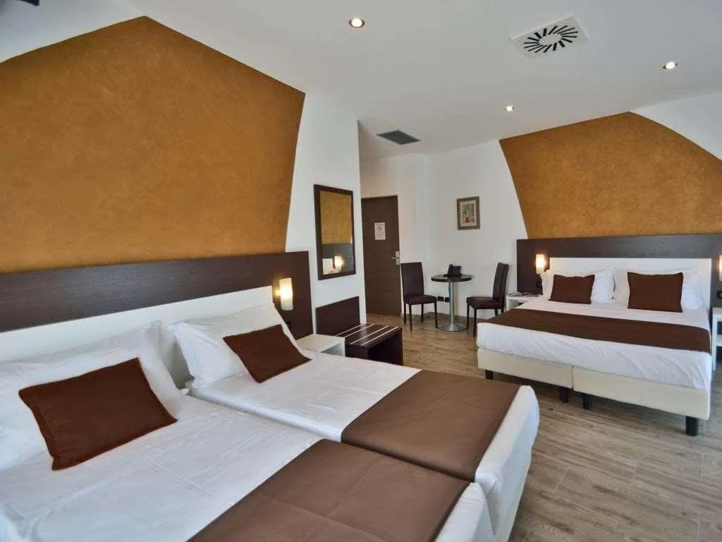 Room, Luxor Florence, Florence