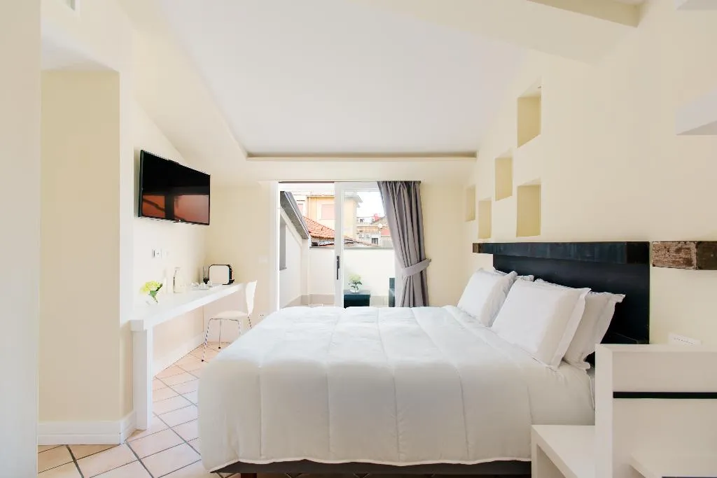 DOUBLE DELUXE WITH BALCONY Room, Palazzo Gargiulo Luxury Rooms & Suites, Naples